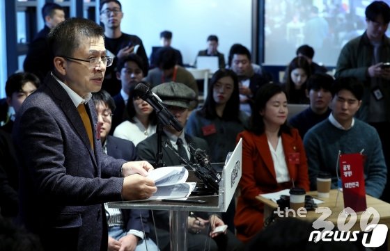 황교안 자유한국당 대표(왼쪽)가 19일 오후 서울 홍대 한 카페에서 '청년×(곱하기) 비전+(더하기)' 자유한국당 청년정책비전을 발표하고 있다.  /사진=뉴스1