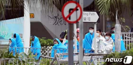 (홍콩=뉴스1) 이재명 기자 = 19일 오후 홍콩 이공대학교에서 투항에 나선 시위 참여 학생들이 저체온증을 막기 위한 담요와 은박지를 뒤집어 쓰고 나오고 있다. 2019.11.19/뉴스1  <저작권자 ⓒ 뉴스1코리아, 무단전재 및 재배포 금지>