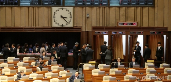 [사진]본회의 선출안 투표하는 의원들