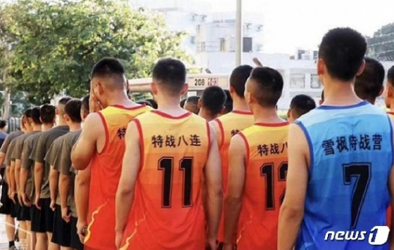 일부 군인들이 쉐펑특전여단 소속이라는 문구가 붙은 민소매티를 입고 있다. - SCMP 갈무리