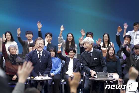 문재인 대통령이 19일 오후 서울 마포구 상암동 MBC 사옥에서 열린 '국민이 묻는다-2019 국민과의 대화'에 출연해 국민들의 질의를 받고 있다.(청와대 제공) 2019.11.19/뉴스1  