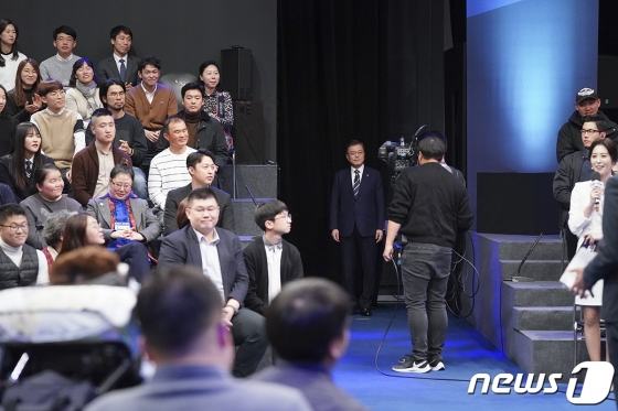 문재인 대통령이 19일 오후 서울 마포구 상암동 MBC 사옥에서 열린 '국민이 묻는다-2019 국민과의 대화'에 입장하고 있다.(청와대 제공) 2019.11.19/뉴스1  
