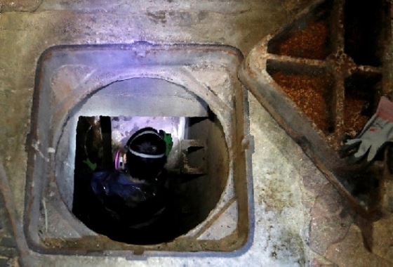 한 시위대가 탈출하기 위해 맨홀 뚜껑을 열고 하수구로 들어가고 있다. - SCMP 갈무리