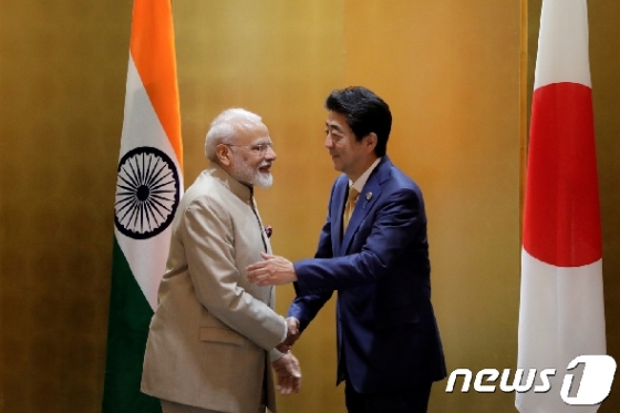 나렌드라 모디 인도 총리(왼쪽)과 아베 신조 일본 총리 <자료사진> © 로이터=뉴스1