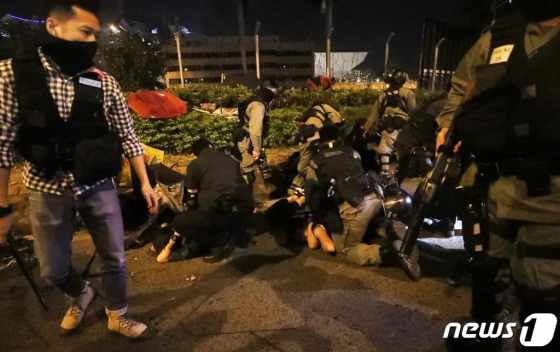 (홍콩=뉴스1) 이재명 기자 = 19일 오후 홍콩 이공대학교에서 탈출을 시도한 시위 참여 학생이 경찰에 체포되고 있다. 2019.11.20/뉴스1  <저작권자 © 뉴스1코리아, 무단전재 및 재배포 금지>