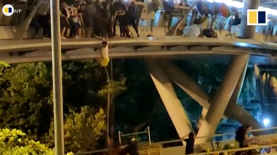 홍콩 시위대가 홍콩 이공대를 탈출하기 위해 다리 난간에 밧줄을 매달아 내려가고 있다. /사진=SCMP 영상 캡쳐