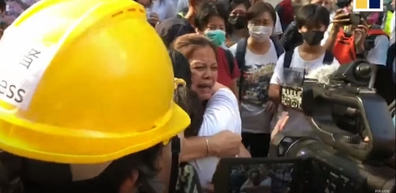 홍콩 이공대 앞에서 시위대의 부모가 시위대 안전을 보장해달라고 호소하고 있다 . /사진=SCMP 영상 캡쳐