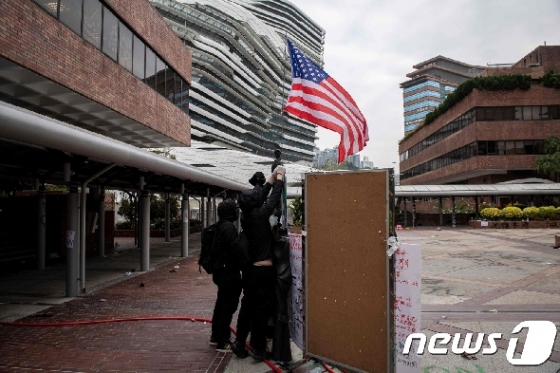 20일 오후 홍콩 이공대 교내에 미국 국기인 성조기가 내걸리고 있다. © AFP=뉴스1