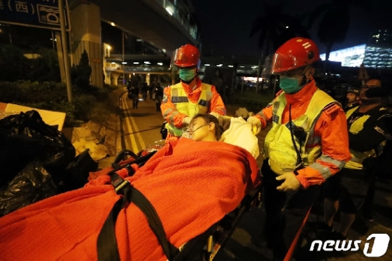 19일 오후 홍콩 이공대학교에서 경찰의 시위대 체포 과정에 부상을 입은 학생이 들것에 실려 나오고 있다. 2019.11.20/뉴스1 © News1 이재명 기자