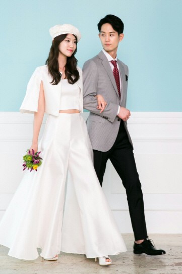 웨딩 팬츠를 선택해 결혼하는 신부들이 늘어나고 있다./사진=디자이너 김해연 제공