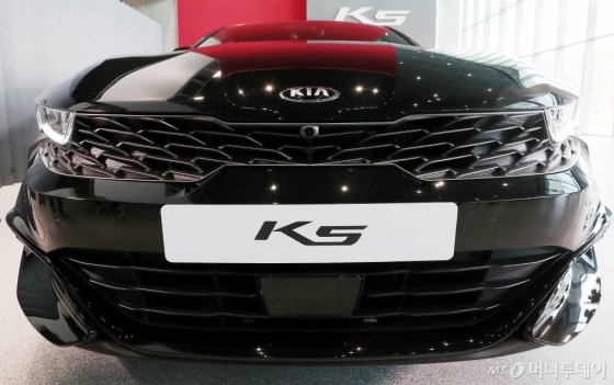 기아차가 21일 오전 경기 용인시 비전스퀘어에서 신차 '3세대 K5'를 공개하고 있다. /사진=김창현 기자