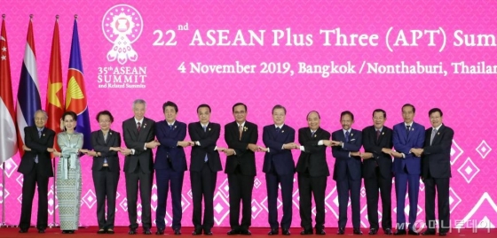 문재인 대통령이 4일 태국 방콕의 임팩트 포럼에서 열린 제21차 아세안+3 정상회의에 참석해 각국 정상들과 기념촬영을 하고 있다. / 사진=뉴시스