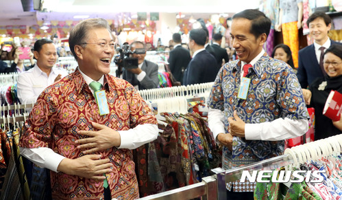 문재인 대통령과 조코 위도도 인도네시아 대통령이 9일(현지시간) 보고르 대통령궁 인근 쇼핑몰에서 인도네시아 전통의상을 입어보고 있다. /사진=뉴시스 