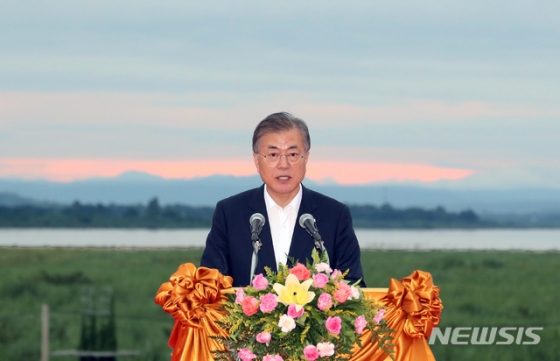 문재인 대통령이 9월5일 라오스 비엔티안 메콩강변에서 '한-메콩 관계 발전 비전'을 발표하고 있다. /사진=뉴시스