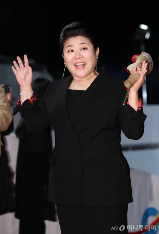배우 이정은이 21일 밤 인천 파라다이스시티에서 열린 청룡영화상 시상식에서 레드카펫으로 입장하고 있다. /사진=뉴시스
