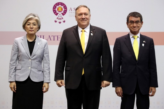 왼쪽부터 강경화 외교부장관, 마이크 폼페이오 미 국무장관, 고노 다로 전 외무상./사진=AFP.