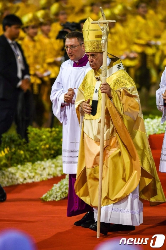 [사진] 방콕 미사 마치고 떠나는 프란치스코 교황