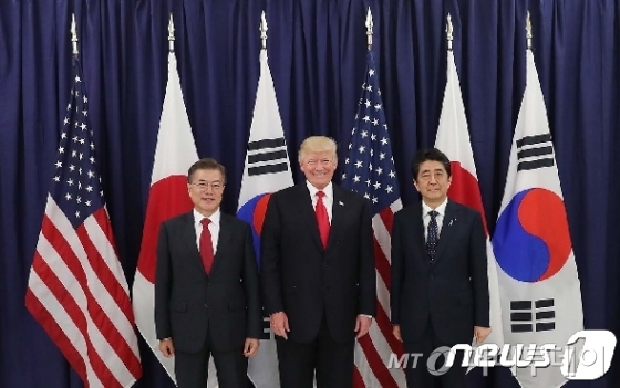 문재인 대통령(왼쪽부터)과 도널드 트럼프 미국 대통령, 아베 신조 일본 총리