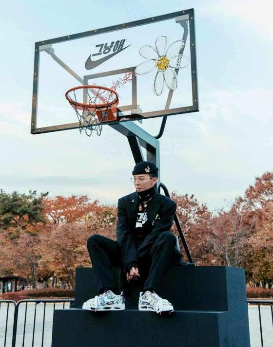 나이키와 지드래곤이 '에어포스1 파라-노이즈' 출시를 기념, 해당 제품의 아트워크를 새긴 농구코트를 서울 올림픽공원 내 커뮤니티에 기부했다./사진제공=나이키코리아