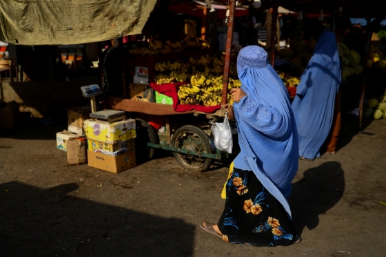 부르카를 입은 여성이 아프가니스탄 중서부의 주요도시 헤라트에서 장을 보고 있다. 2019.10.01 /사진=AFP