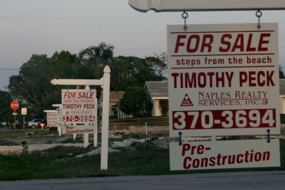 미국 애리조나주 한 도시에 집을 판다는 표지판이 줄지어 붙어있다/사진=AFP