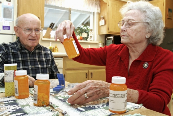 애리조나주 선시티에 거주하는 노인들이 자신이 처방받은 약을 보고 있다/사진=AFP