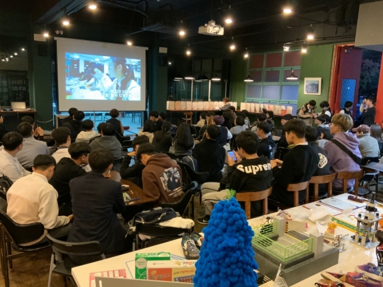 이달 15일 미래산업과학고에서 개최된 입학설명회에 참석한 학생들이 한국뉴칼라스쿨과 관련된 설명을 듣고 있다. /사진제공=교원그룹