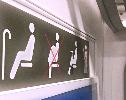 지하철 교통약자석 픽토그램. 임산부와 유아동반 표시에 'X'자가 그려져있다./사진=온라인 커뮤니티