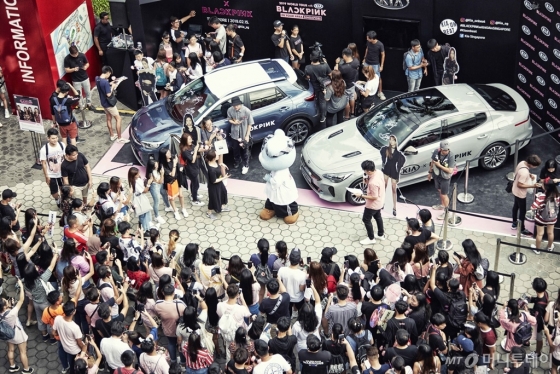 지난 2월 싱가포르에서 열린 블랙핑크 월드투어 콘서트 현장에 설치된 기아차 전시 부스의 모습. /사진제공=기아자동차