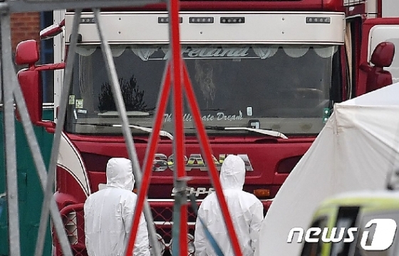 지난달 23일 영국 에식스주에서 시신 39가 실린 채 발견된 냉동 트럭. © AFP=뉴스1