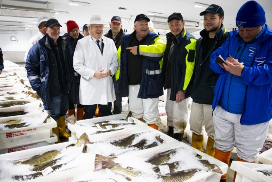 9월 6일(현지시간) 보리스 존슨 영국 총리가 스코틀랜드의 수산물 시장에서 어업 종사자들을 만나 이야기하고 있다/사진=AFP