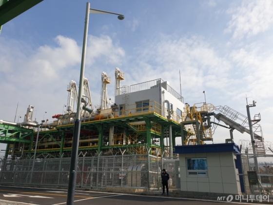 한국가스공사 제주 LNG 생산기지 하역부두에 설치된 로봇팔(하역 암). 정박한 LNG수송선은 로봇팔을 통해 저장탱크와 연결된다./사진=권혜민 기자