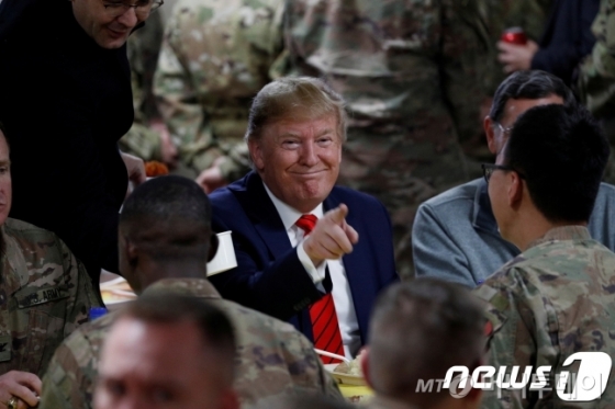 28일(현지시간) 아프가니스탄 바그람의 미군 공군기지를 깜짝 방문한 도널드 트럼프 미국 대통령이 장병들과 저녁식사를 함께 하고 있다./ 사진=뉴스1