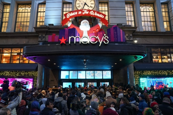 미국 뉴욕, 28일(현지시간) 하루 일찍 블랙 프라이데이 스페셜 세일을 시작하는 백화점 앞에서 사람들이 개장시간(오후 5시)을 기다리고 있다. 