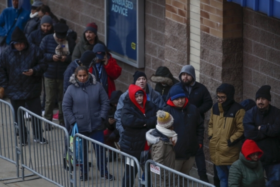 미국 시카고, 한파에도 매장 앞에서 사람들이 줄을 서서 기다리고 있다/AFPBBNews=뉴스1