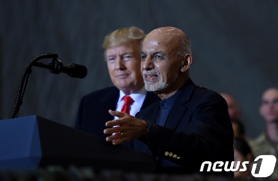 [사진] 가니 아프간 대통령 연설 듣는 트럼프