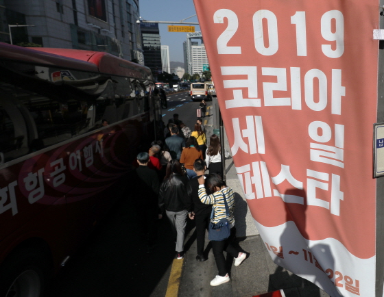 '2019 코리아세일페스타'가 시작된 11월 1일 서울 중구 명동에서 중국인관광객들이 쇼핑을 마치고 버스에 오르고 있다. /사진제공=뉴스1