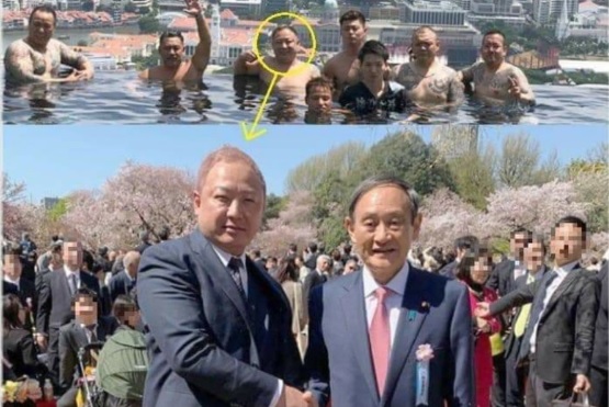 야쿠자가 벚꽃회에 참가했다는 논란이 일고 있는 사진. 오른쪽은 스가 요시히데 관방장관. /사진=트위터 캡처. 
