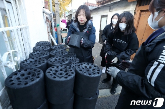 [사진] 연탄 배달 봉사하는 숙명여대 학생들