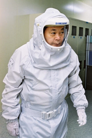 이건희 삼성전자 회장이 2004년 삼성전자 반도체 라인을 방문해 방진복을 입고 현장을 돌아보고 있다. /사진제공=삼성전자