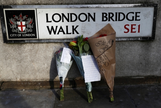 런던브리지 흉기테러 희생자들을 기리는 꽃다발이 놓여 있다. /사진=로이터