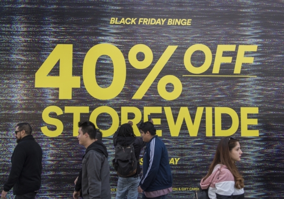 미국 캘리포니아 로스앤젤레스에 있는 한 상점 앞에 블랙프라이데이를 맞아 할인을 알리는 문구가 쓰여 있다. /사진=AFP 