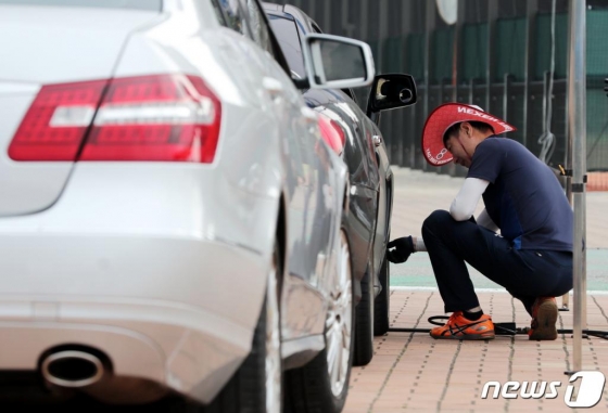 자동차 점검이 이뤄지는 모습(사진은 기사 내용과 무관). /사진=뉴스1
