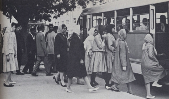 1950년대 카불 시내 여성들의 모습. 여성들이 부르카가 아닌 히잡을 쓰고 짧은 치마와 구두를 신고 대중교통을 타고 있다. /사진=위키피디아