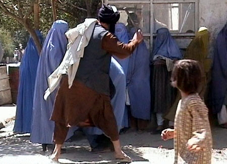 2001년 8월26일, 아프가니스탄 수도 카불의 한 거리에서 탈레반 종교 경찰이 여성들을 몽둥이로 때리고 있다. /사진=위키커먼스