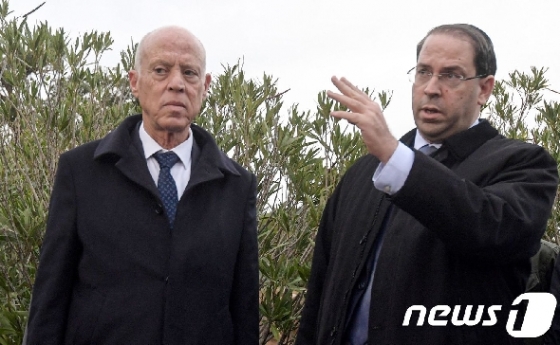 [사진] 버스 추락 현장 방문한 튀니지 대통령과 총리