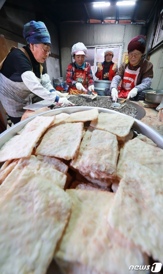 [사진] 자갈에 굽는 전통한과