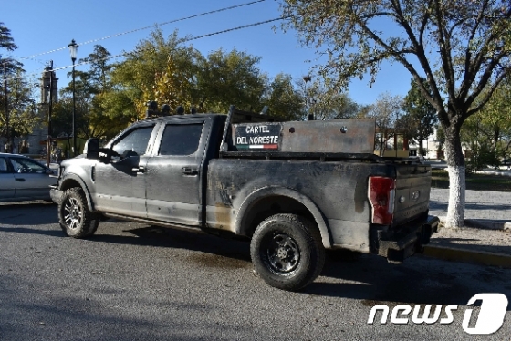 멕시코 북부 도시 비야우니온에서 경찰과 무장괴한들 사이에 총격전이 발생해 20명이 숨졌다. 사건 발생지 인근에 주차된 차량 곳곳에 총알 자국이 나 있다. © 로이터=뉴스1