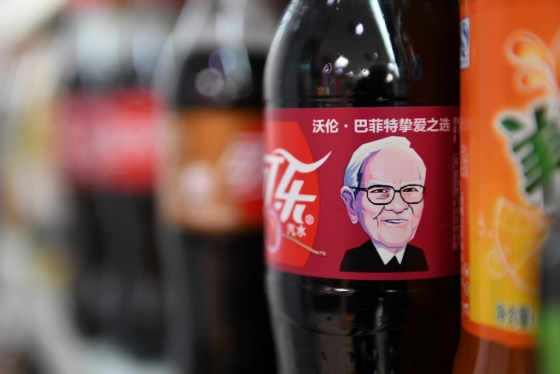 2017년 중국에서 출시된 코카콜라의 '체리 코크' 라벨에는 워런 버핏의 얼굴이 들어갔다. /사진=AFP