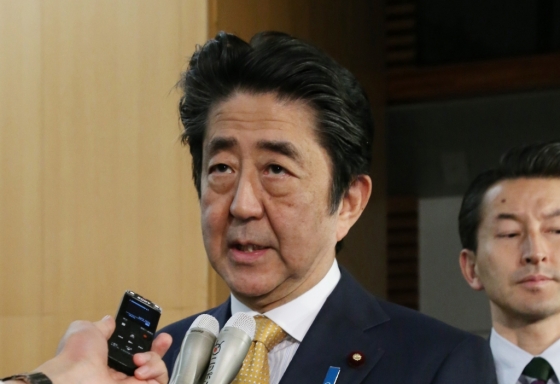 아베 신조 일본 총리가 지난달 22일 도쿄 관저에서 기자들의 질문에 답하고 있다/사진=로이터